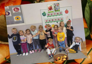 Zdjęcie grupowe dzieci z grupy „Biedronki” świętujących Dzień Jabłka