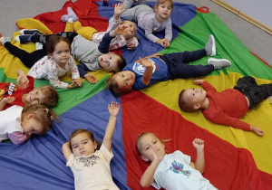 Dzieci leżące na chuście animacyjnej.