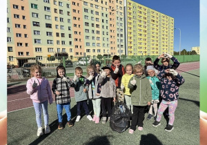 Na zdjęciu grupa Smerfy pozuje do zdjęcia z workiem zebranych śmieci w ramach akcji Sprzątanie Świata.