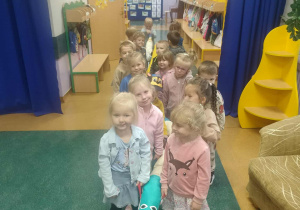 Dzieci stoją na korytarzu.