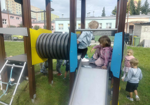 Dzieci podczas zabawy na placu zabaw.