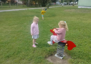 Dziewczynki bawią się na placu zabaw.