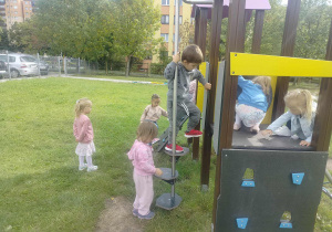 Dzieci korzystają z placu zabaw.