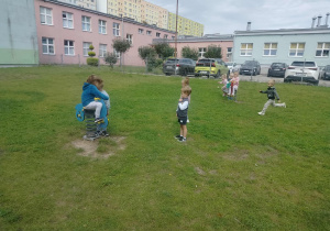 Dzieci bawią się na placu zabaw.