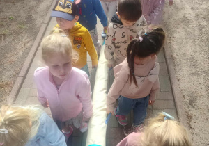 Dzieci spacerują z wężem.