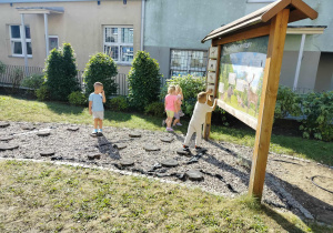 Dzieci w ogrodzie przedszkolnym.