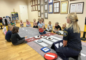 Dzieci utrwalają znajomość znaków drogowych.