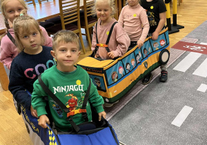 Dzieci uczestniczą w praktycznych zajęciach dotyczących bezpieczeństwa na drodze z wykorzystaniem pojazdów edukacyjnych.
