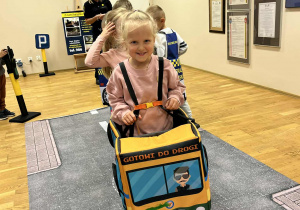 Dzieci uczestniczą w praktycznych zajęciach dotyczących bezpieczeństwa na drodze z wykorzystaniem pojazdów edukacyjnych