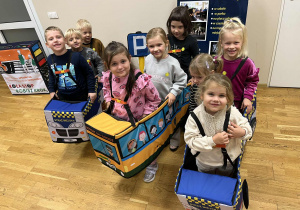 Dzieci uczestniczą w praktycznych zajęciach dotyczących bezpieczeństwa na drodze z wykorzystaniem pojazdów edukacyjnych