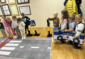 Dzieci uczestniczą w praktycznych zajęciach dotyczących bezpieczeństwa na drodze z wykorzystaniem pojazdów edukacyjnych