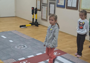 Dziewczynki ćwiczą przechodzenie przez przejście dla pieszych.