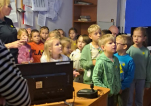 Dzieci zwiedzają siedzibę straży miejskiej.