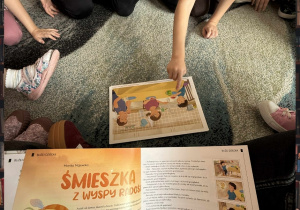 Dzieci zapoznają się z opowiadaniem “Śmieszka z Krainy Emocji” oraz oglądają tematyczne plansze do opowiadania i odpowiadają na pytania