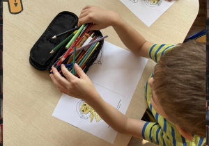 Dzieci z grupy Smerfy tworzą swoje albumy projektowe i wykonują w nich zadania