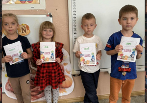 Dzieci z grupy Smerfy prezentują swoje podpisane albumy projektowe