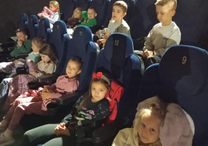 Na zdjęciu widzimy dzieci z grupy Odkrywcy podczas oglądania bajki „Super Charlie” w kinie.