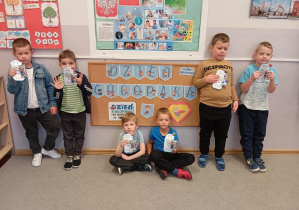 Chłopcy z grupy Odkrywcy pozują z prezentami otrzymanymi z okazji Dnia Chłopaka.