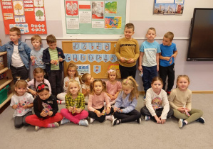 Na zdjęciu widzimy dzieci z grupy Odkrywcy ze słodkimi upominkami.