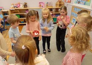Na zdjęciu widzimy dzieci z grupy Odkrywcy podczas wspólnej zabawy zorganizowanej z okazji Dnia Chłopaka.