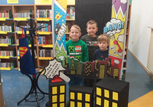 Zdjęcie przedstawia chłopców robiących sobie pamiątkowe zdjęcie z okazji Dnia Chłopaka.