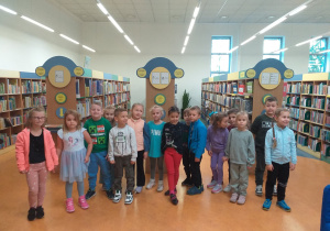 Zdjęcie przedstawia dzieci robiące sobie pamiątkowe zdjęcie w wypożyczalni dla dzieci.