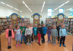 Zdjęcie przedstawia dzieci robiące sobie pamiątkowe zdjęcie w wypożyczalni dla dzieci.