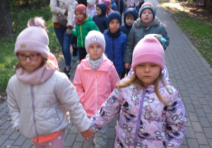 Zdjęcie przedstawia dzieci w drodze do Biblioteki.