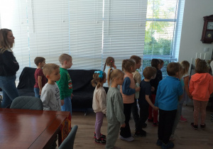 Dzieci zwiedzają pokój Harry'ego Pottera.