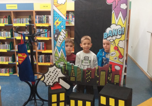 Zdjęcie przedstawia chłopców robiących sobie pamiątkowe zdjęcie z okazji Dnia Chłopaka.