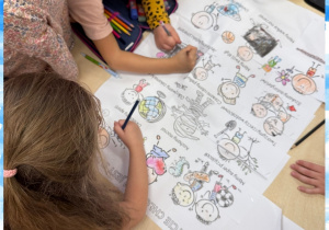 Dziewczynka wręcza prezent z okazji Dnia Chłopaka koledze z grupy