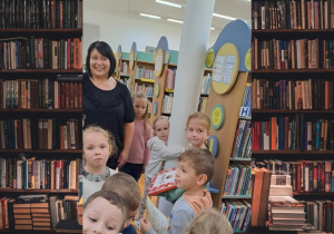 Dzieci dziękują Paniom za przekazaną wiedzę i wręczają specjalne podziękowanie.