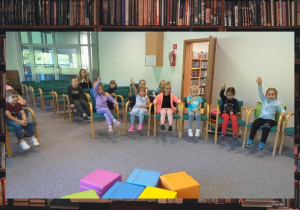 Dzieci z grupy Odkrywcy udzielają odpowiedzi na pytania pani bibliotekarki w czytelni.