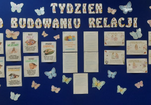 Tablica przedstawiająca gazetkę „Tydzień o budowaniu relacji”.