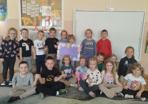 Dzieci z grupy Smerfy prezentują swoją pracę po skończonych zajęciach o budowaniu relacji w grupie.