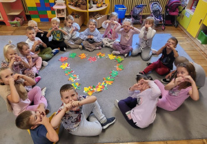 Dzieci z grupy Żabki podczas realizacji zajęć o budowaniu relacji w grupie.
