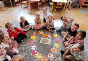 Dzieci z grupy Stokrotki prezentują swoją pracę po skończonym zajęciu o budowaniu relacji w grupie.