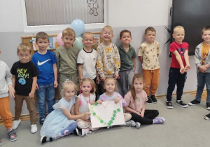 Dzieci z grupy Misie pozują z wykonanym przez siebie sercem z listków w ramach realizacji zajęć o budowaniu relacji w grupie.