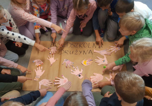 Dzieci z grupy Motylki prezencją plakat „Przedszkolna drużyna”, który wykonały wspólnie podczas realizacji zajęć o budowaniu relacji w grupie.