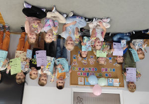 na zdjęciu chłopcy i dziewczynki pozują z otrzymanymi prezentami i dyplomami.