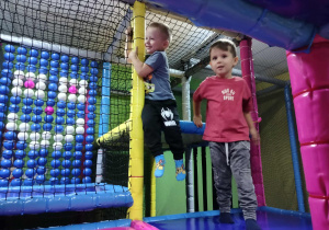 Chłopcy podczas zabawy.