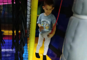 Chłopiec podczas korzystania z konstrukcji.