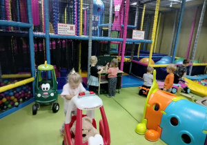 Dziewczynka podczas zabawy samochodzikiem.