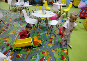 Dzieci podczas zabawy.