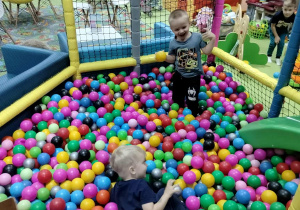 Dziewczynka w basenie z kulkami.