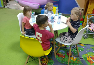 Chłopcy w basenie z kulkami.