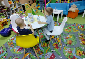 Dzieci podczas poczęstunku.