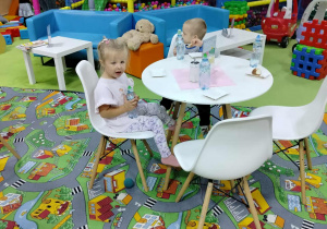 Chłopcy siedzą przy stoliku.