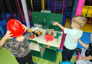 Dzieci odpoczywają przy stoliku.