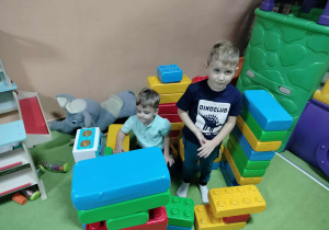 Chłopcy bawią się warsztatem.